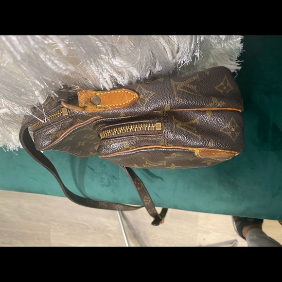 Measurements:

Length - 5.9 inches

Height - 8.3 inches

Depth - 3.5 inches - Picture 4 of 8